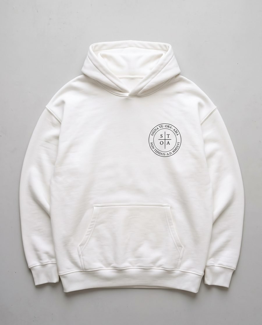 Sudadera blanca Nativitas, delante: sello S·T·O·A en el pecho