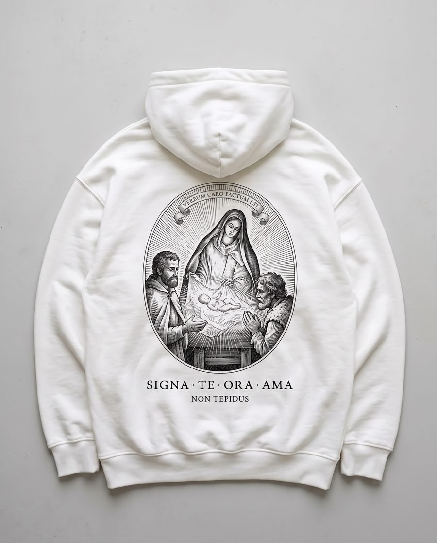 Sudadera blanca Nativitas, espalda: grabado de la Natividad en un óvalo, con la cinta VERBUM CARO FACTUM EST, y debajo SIGNA·TE·ORA·AMA y NON TEPIDUS